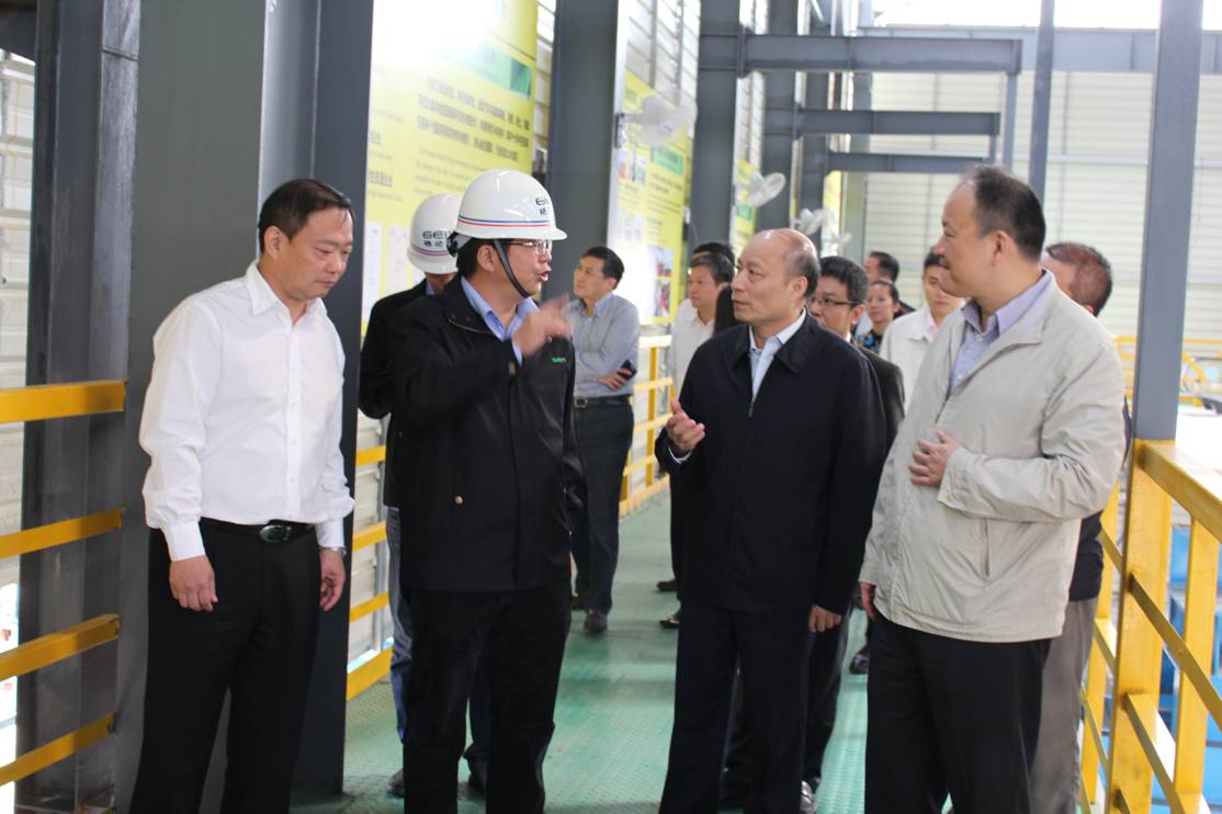 图1.江西省委政法委书记周萌（右二）、宜春市市长蒋斌（右一）一行了解格林美产业规划